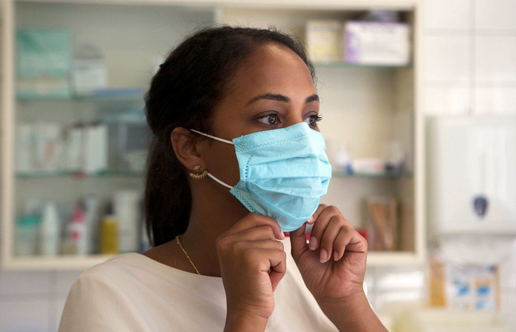 世界卫生组织说,要正确佩戴,"拉下口罩的底部,使其覆盖口腔和下巴".